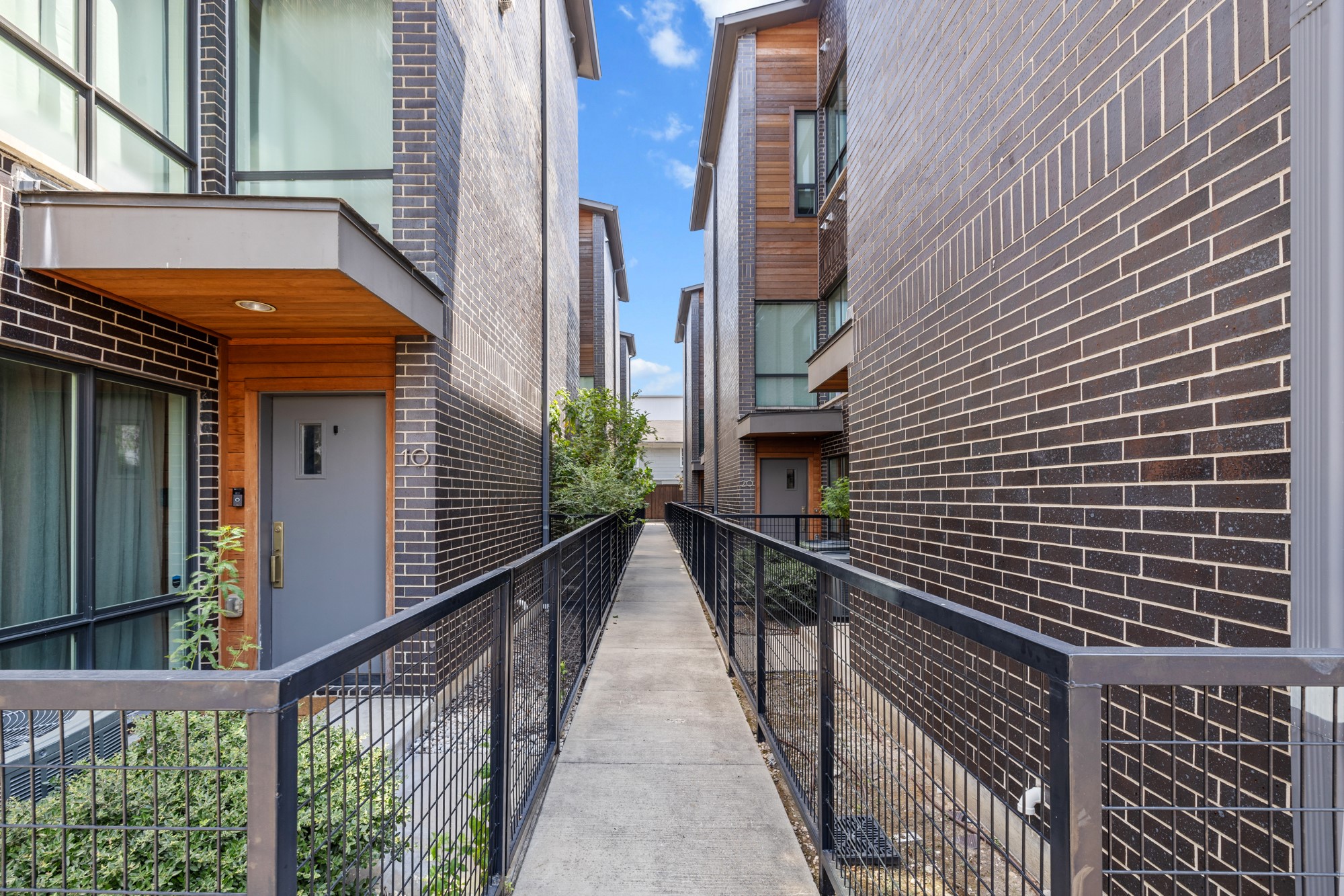 2290 N Fitzhugh Avenue 40