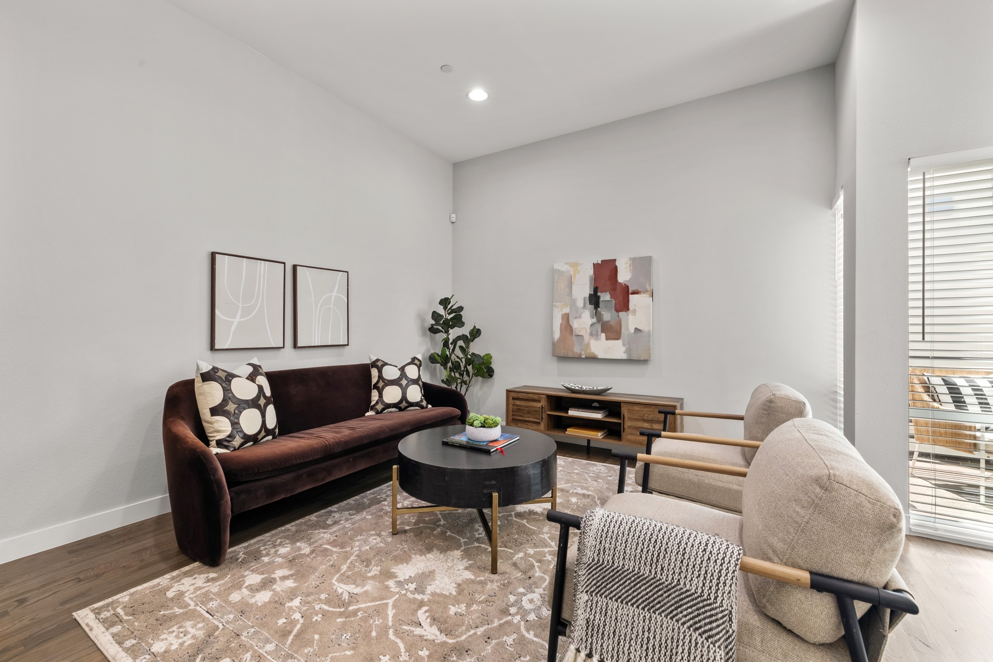 2290 N Fitzhugh Avenue 40