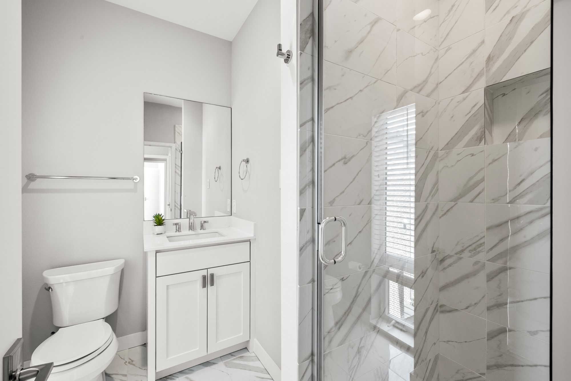 2290 N Fitzhugh Avenue 40