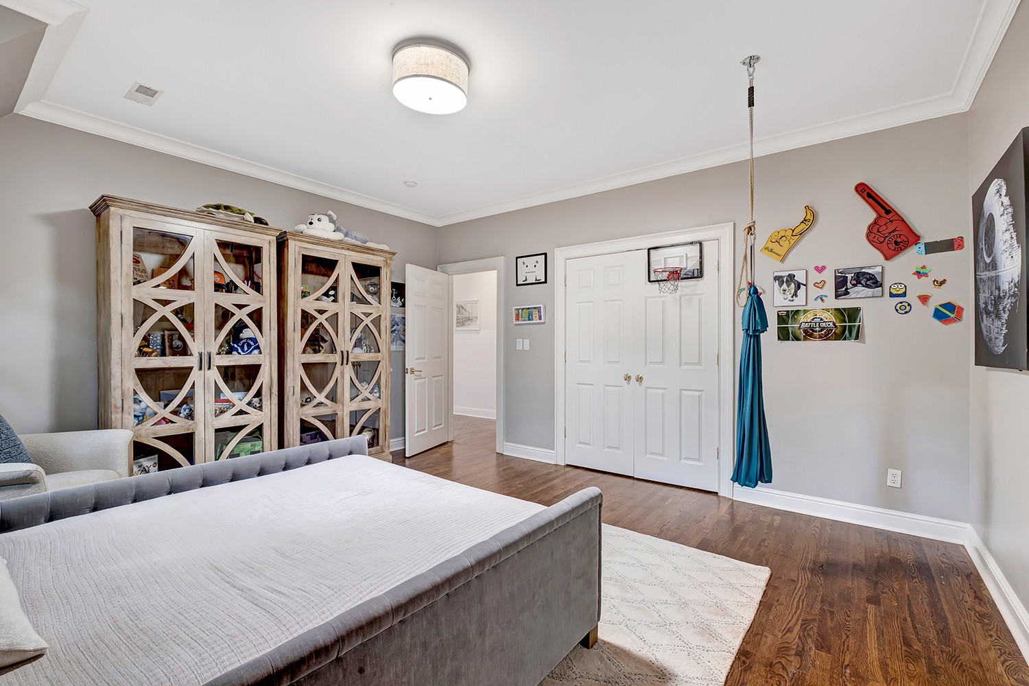 709 Lynnwood Blvd