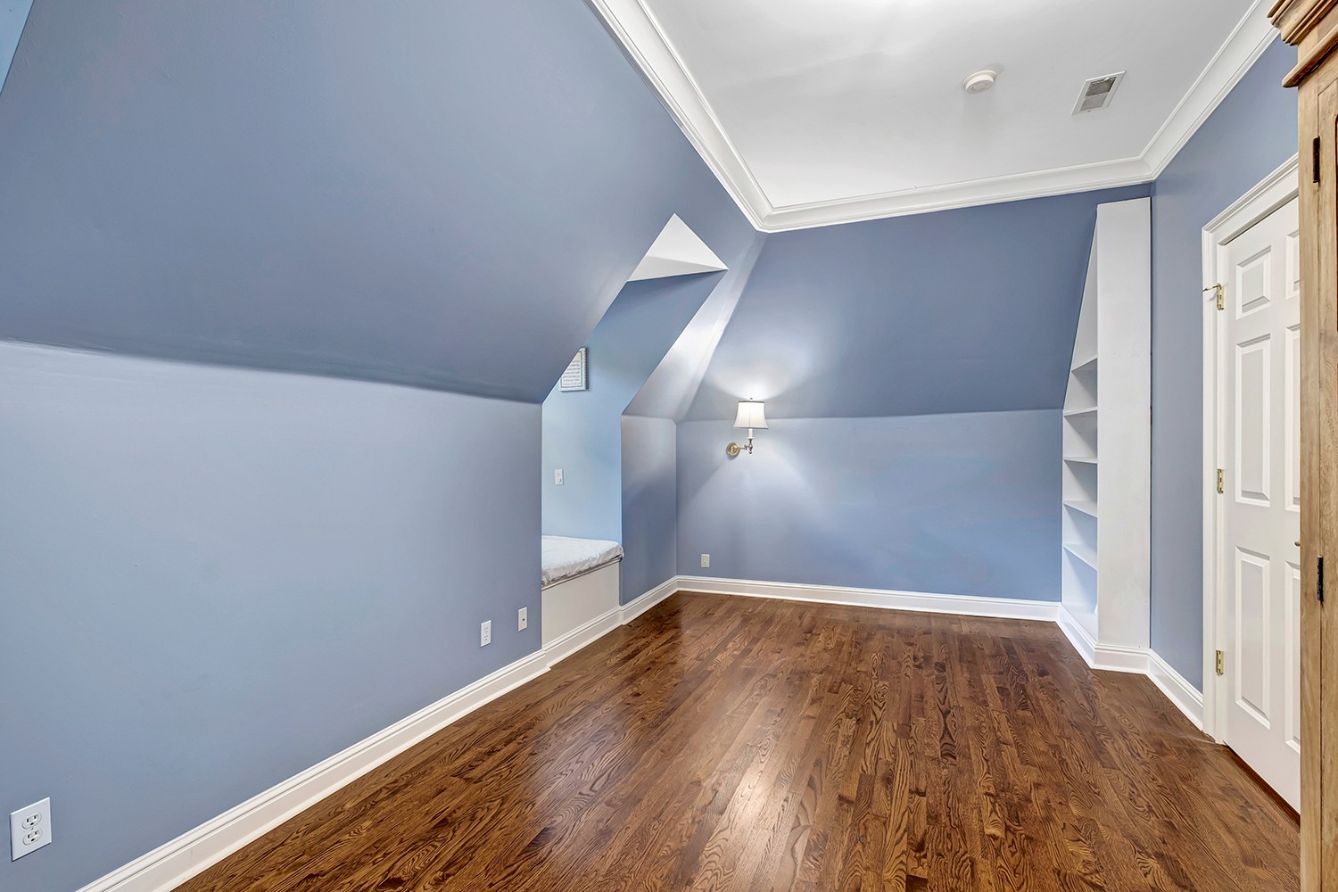 709 Lynnwood Blvd