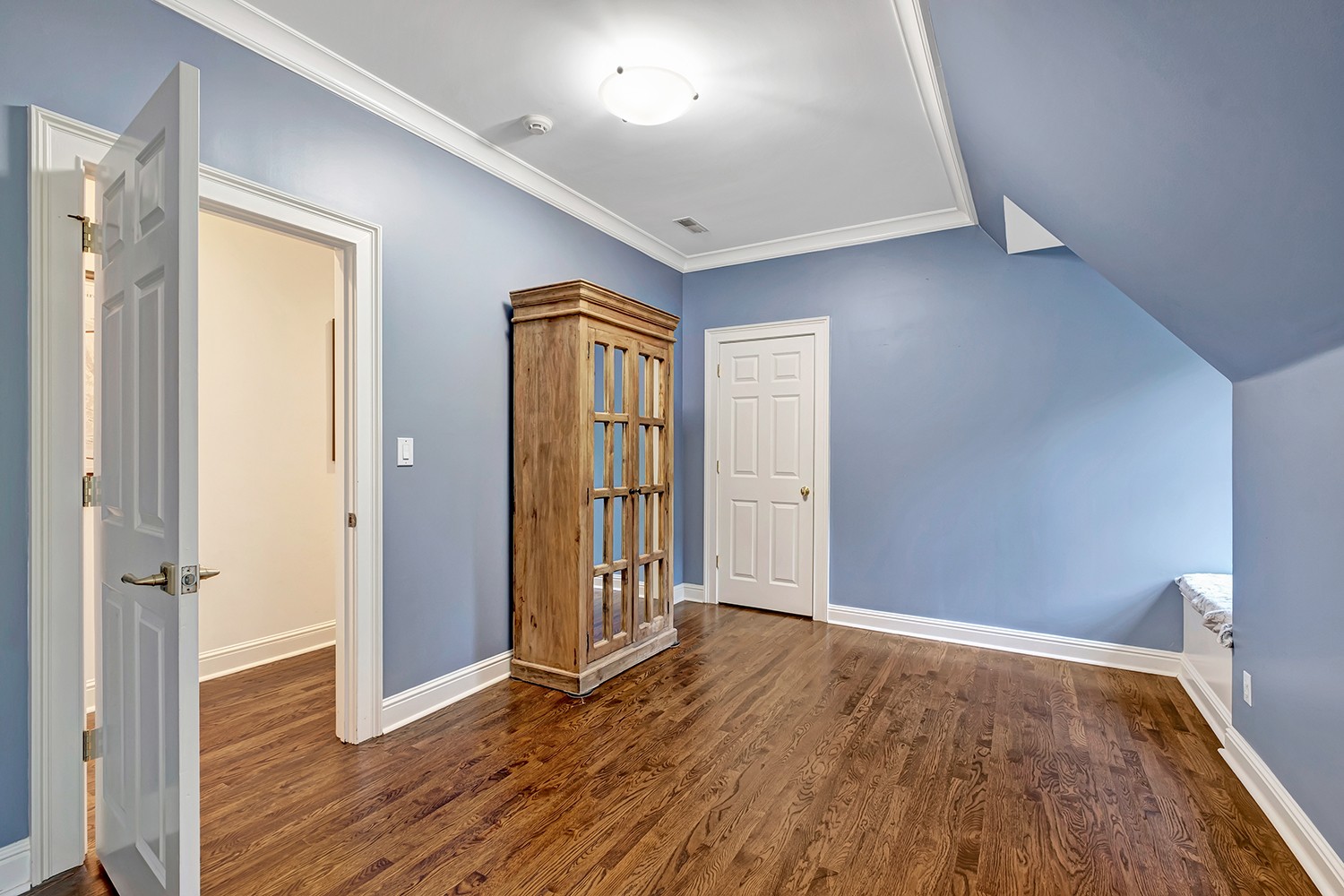 709 Lynnwood Blvd