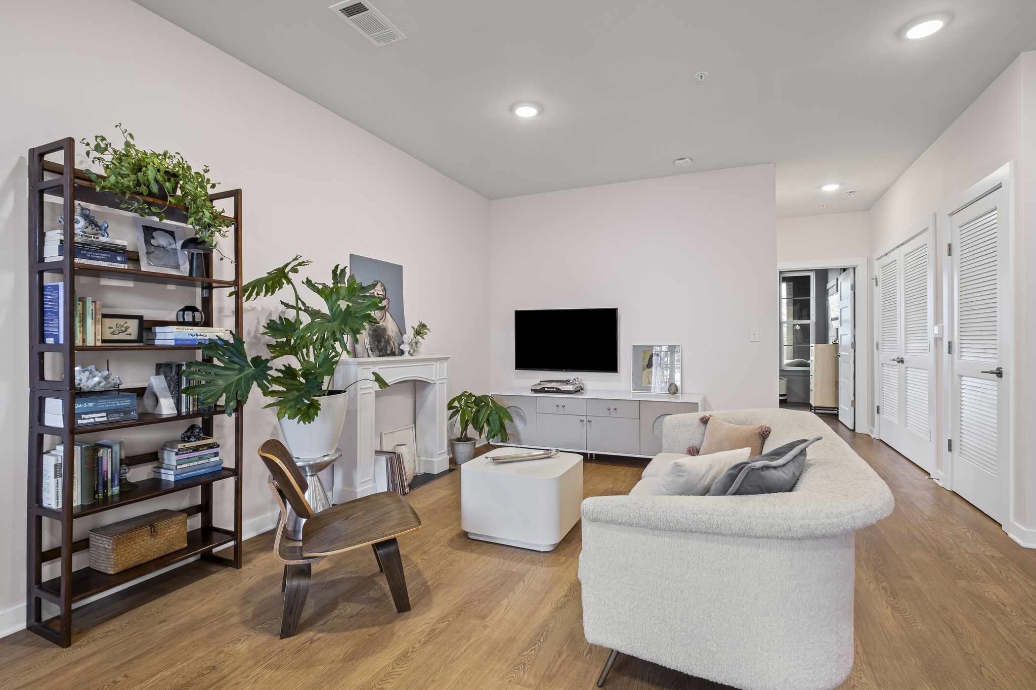 600 E Trinity Ln Unit: 118