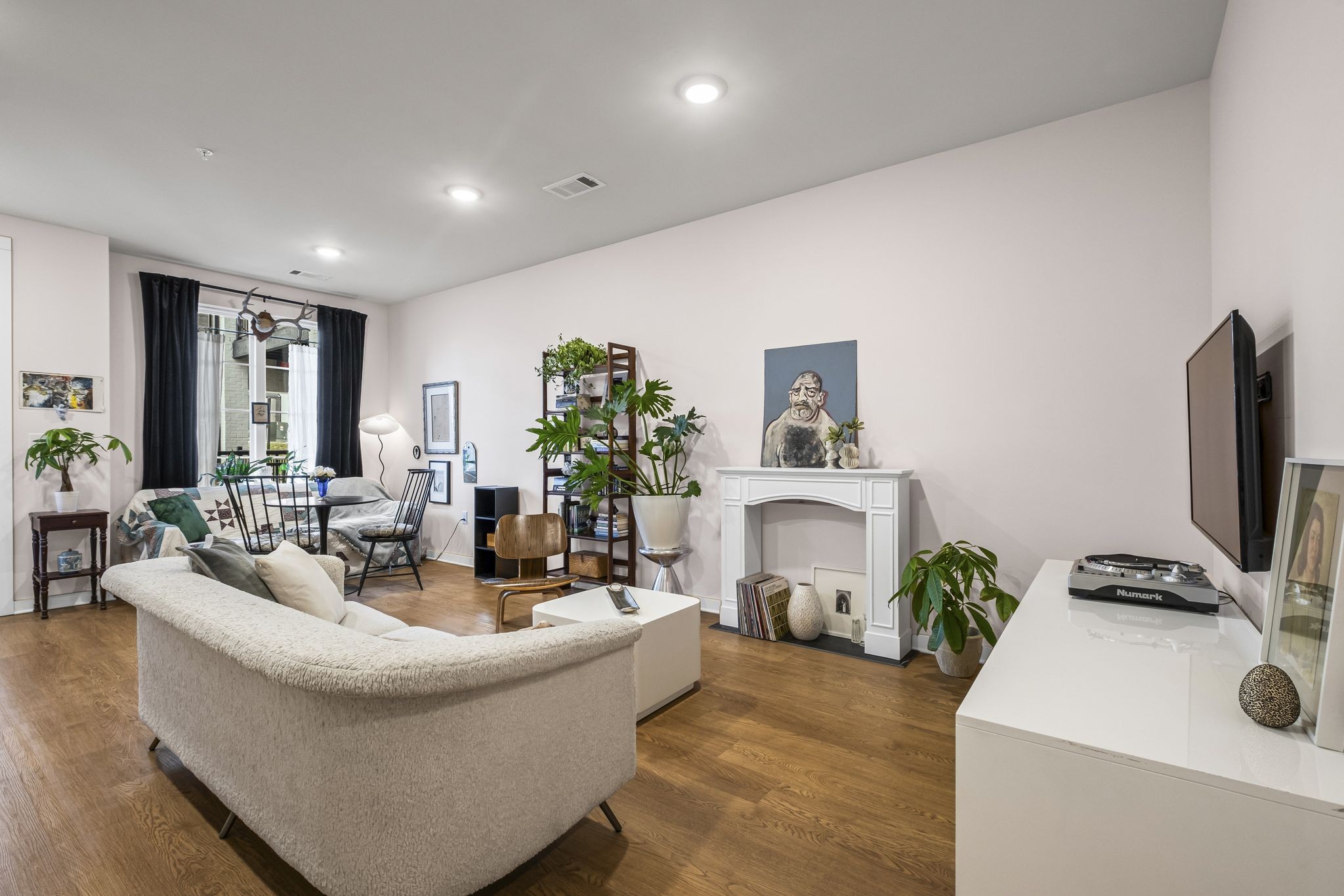 600 E Trinity Ln Unit: 118