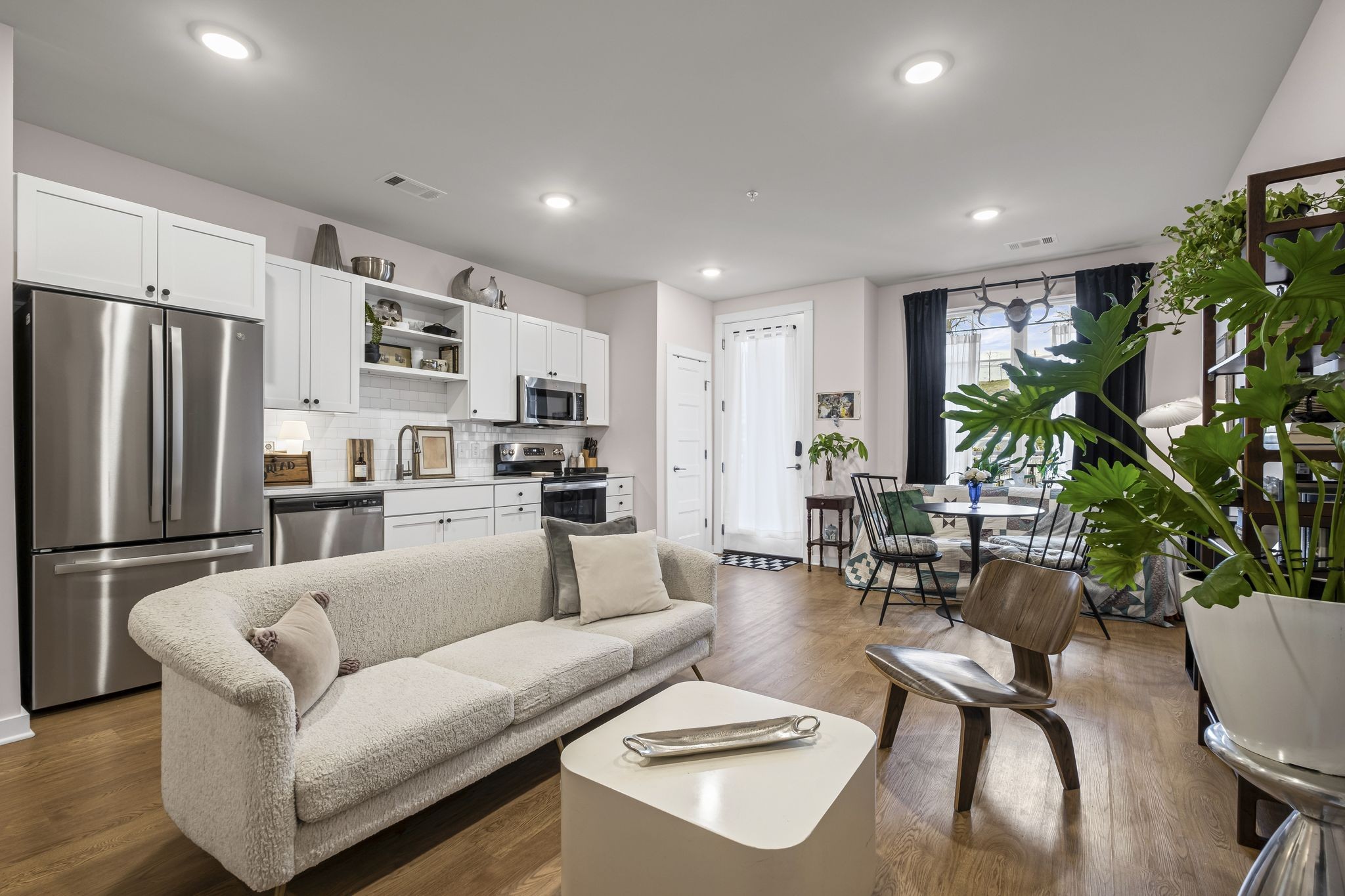 600 E Trinity Ln Unit: 118