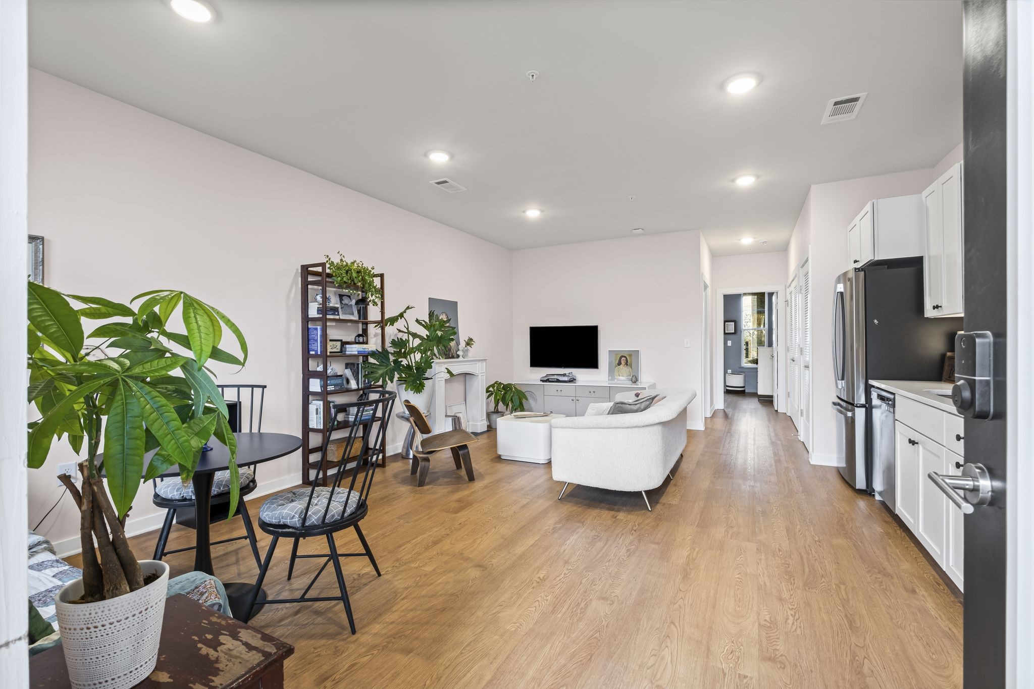 600 E Trinity Ln Unit: 118