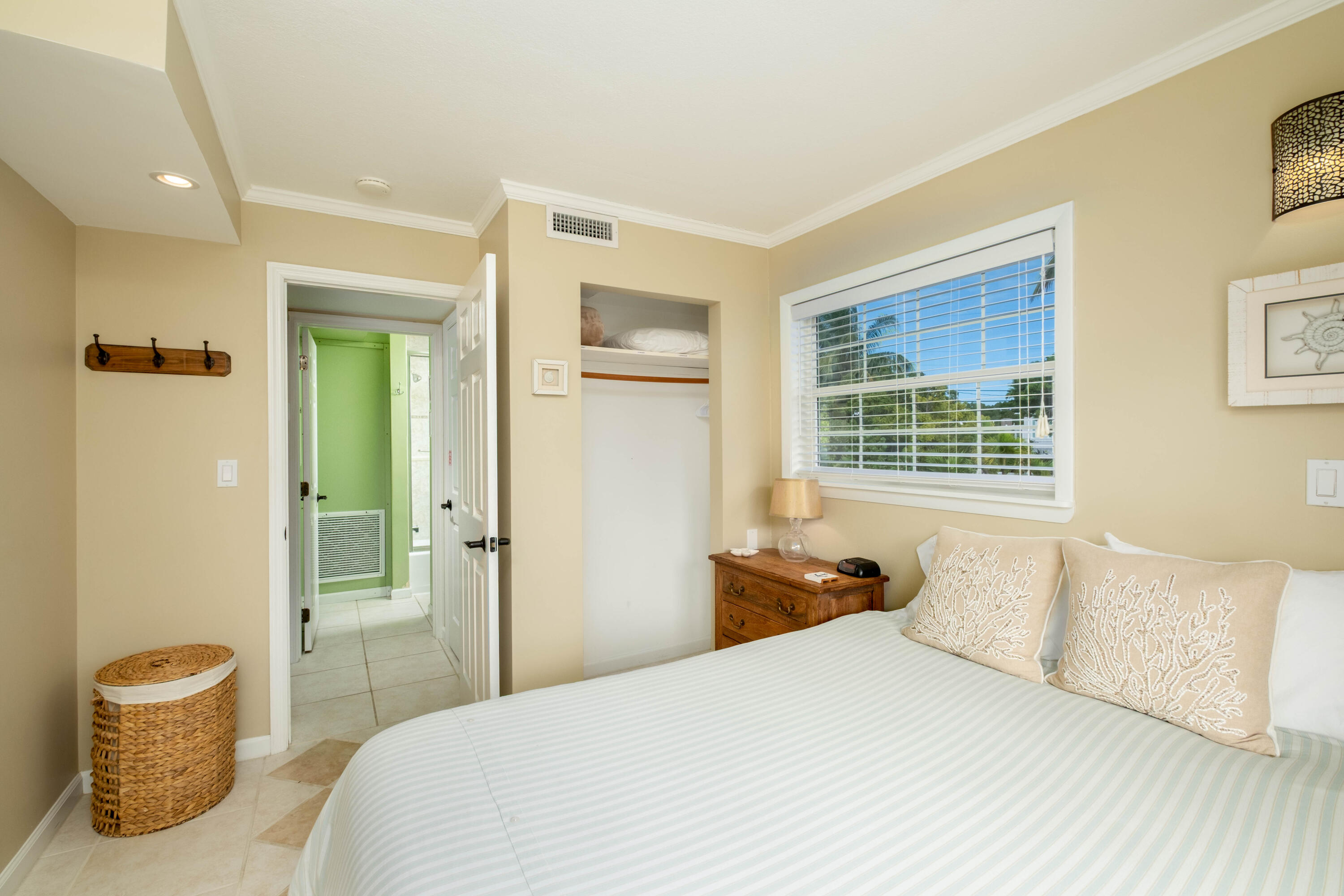 1202 Mockingbird Road