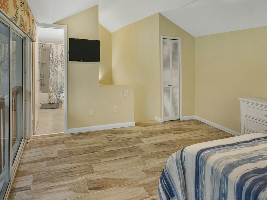 9812 Leeward Avenue 30' Boat Slip
