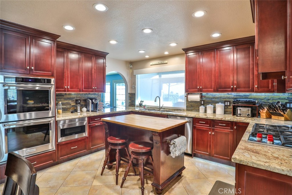 8025 Thoroughbred Street