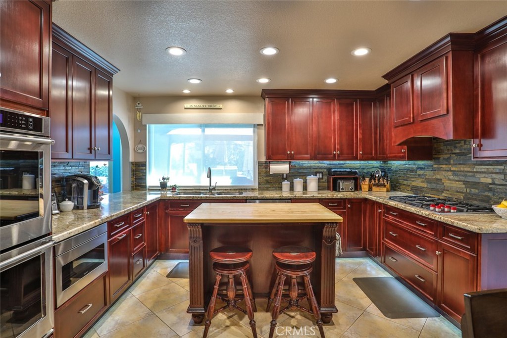 8025 Thoroughbred Street
