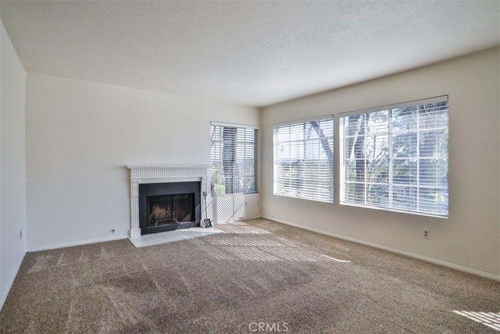 1071 Lakeview Terrace