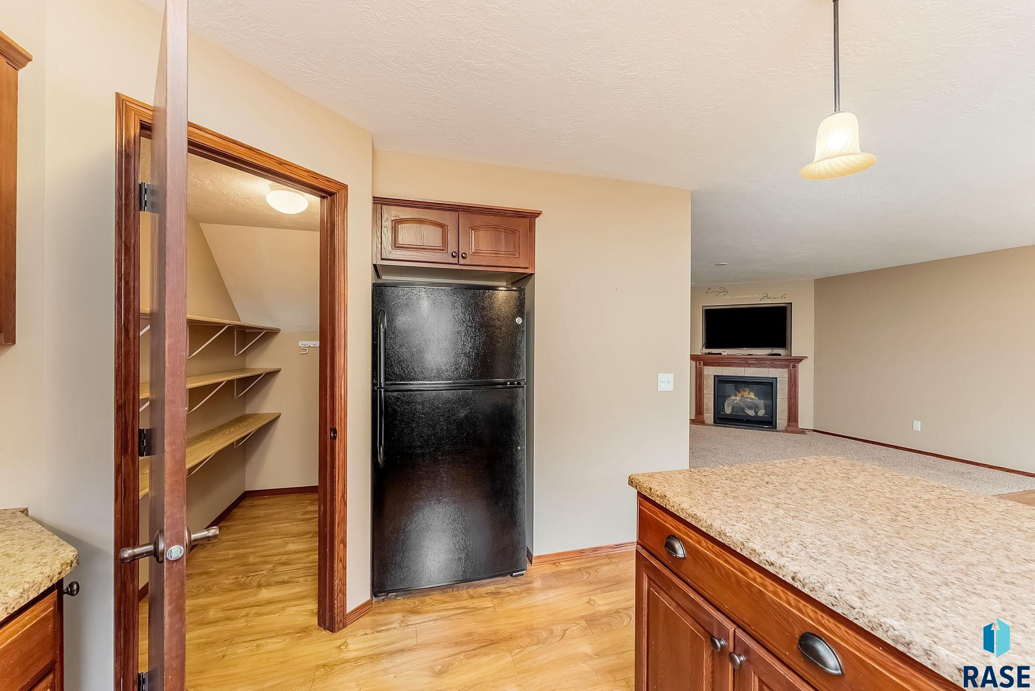 1213 N Pekin Pl