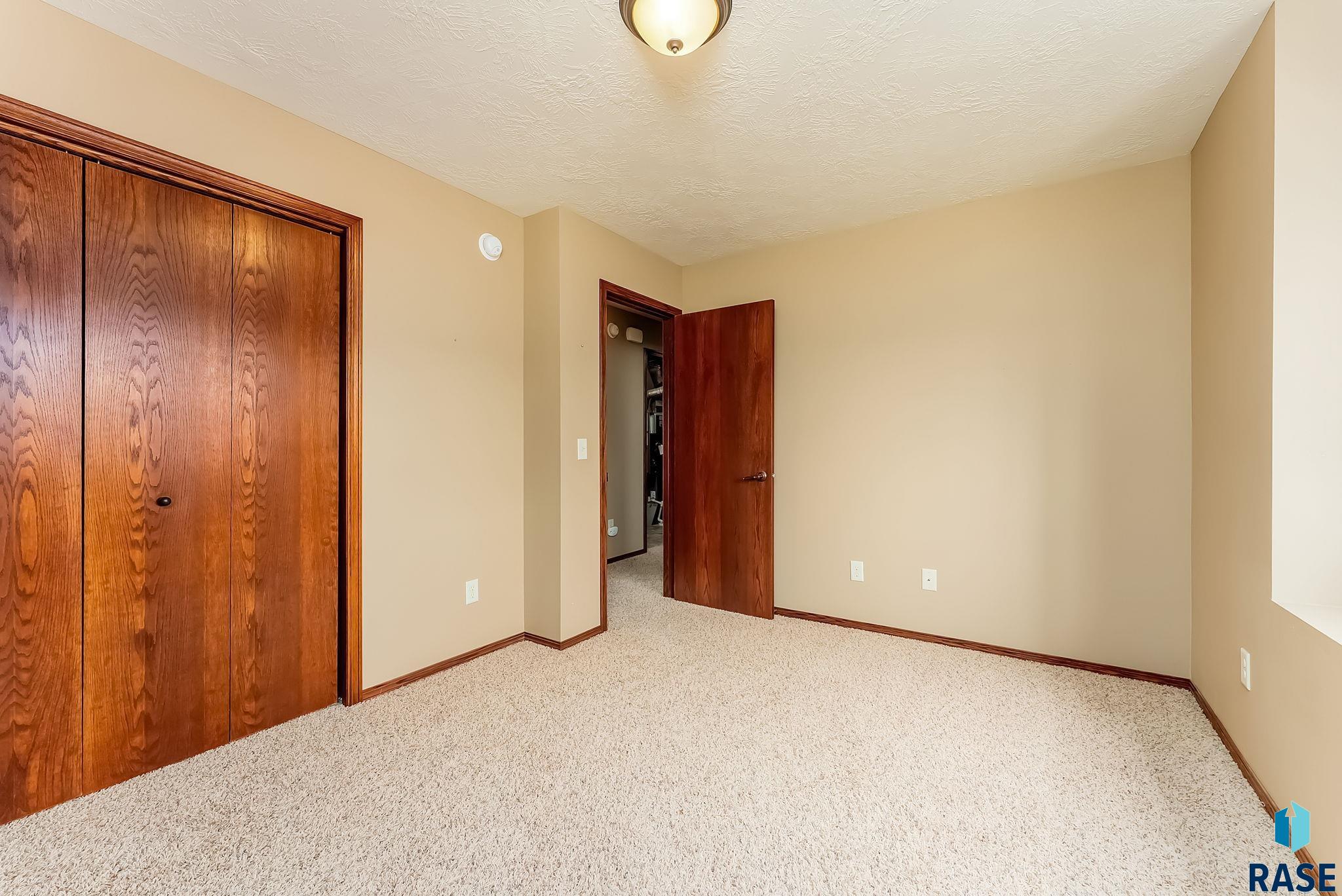 1213 N Pekin Pl