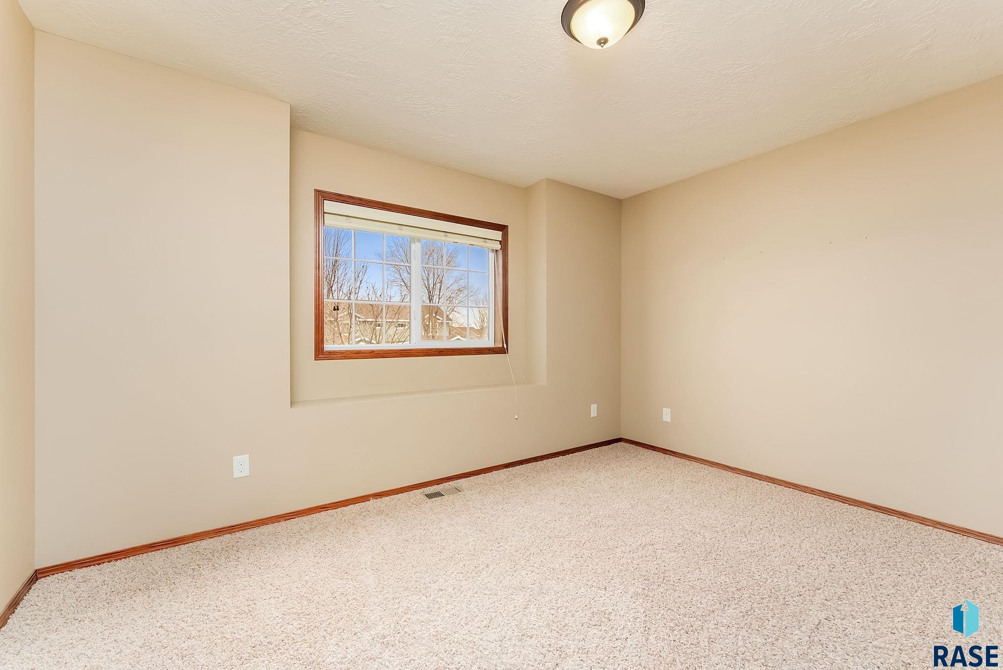 1213 N Pekin Pl