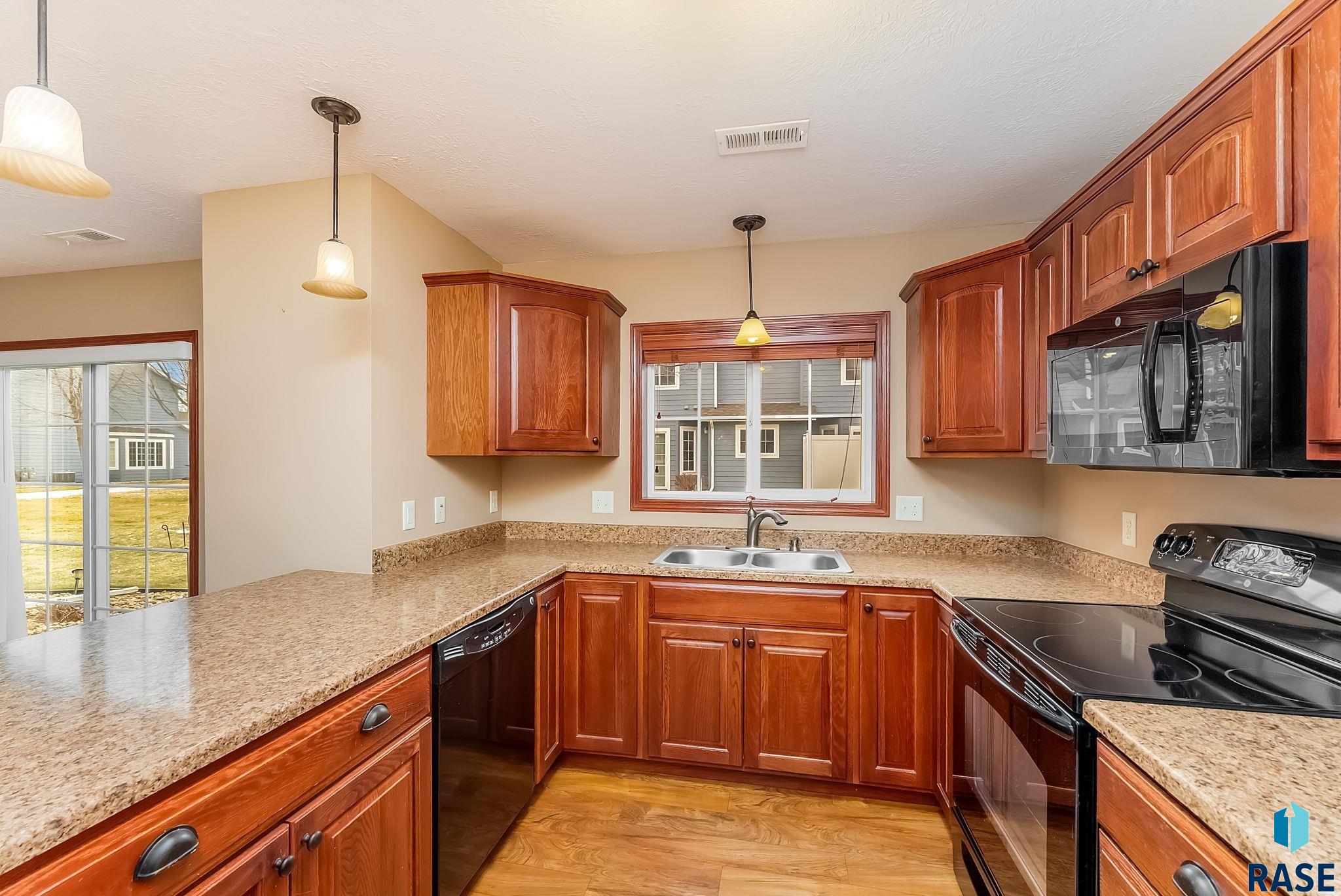 1213 N Pekin Pl