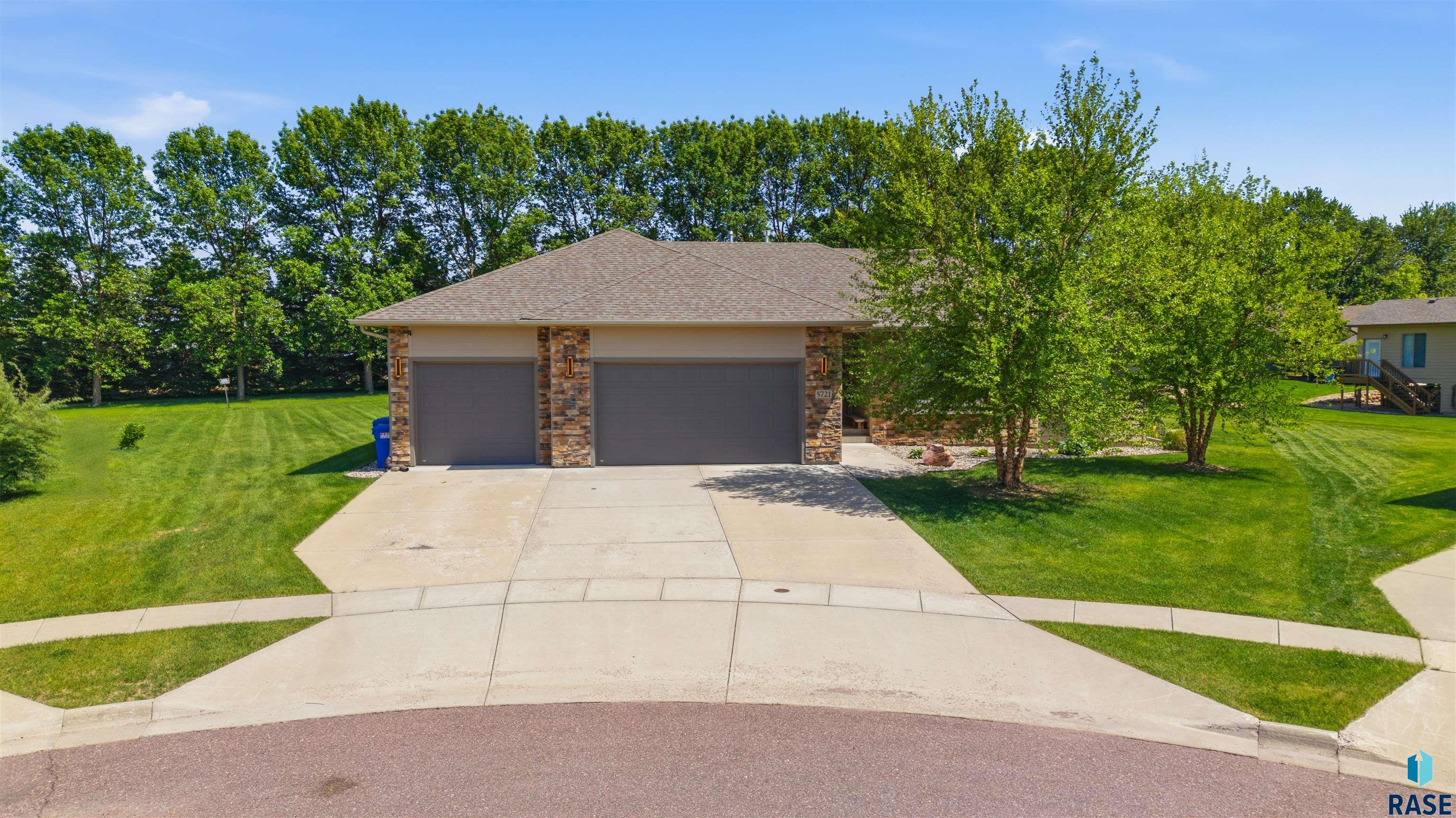 5721 E Robin Oak Cir