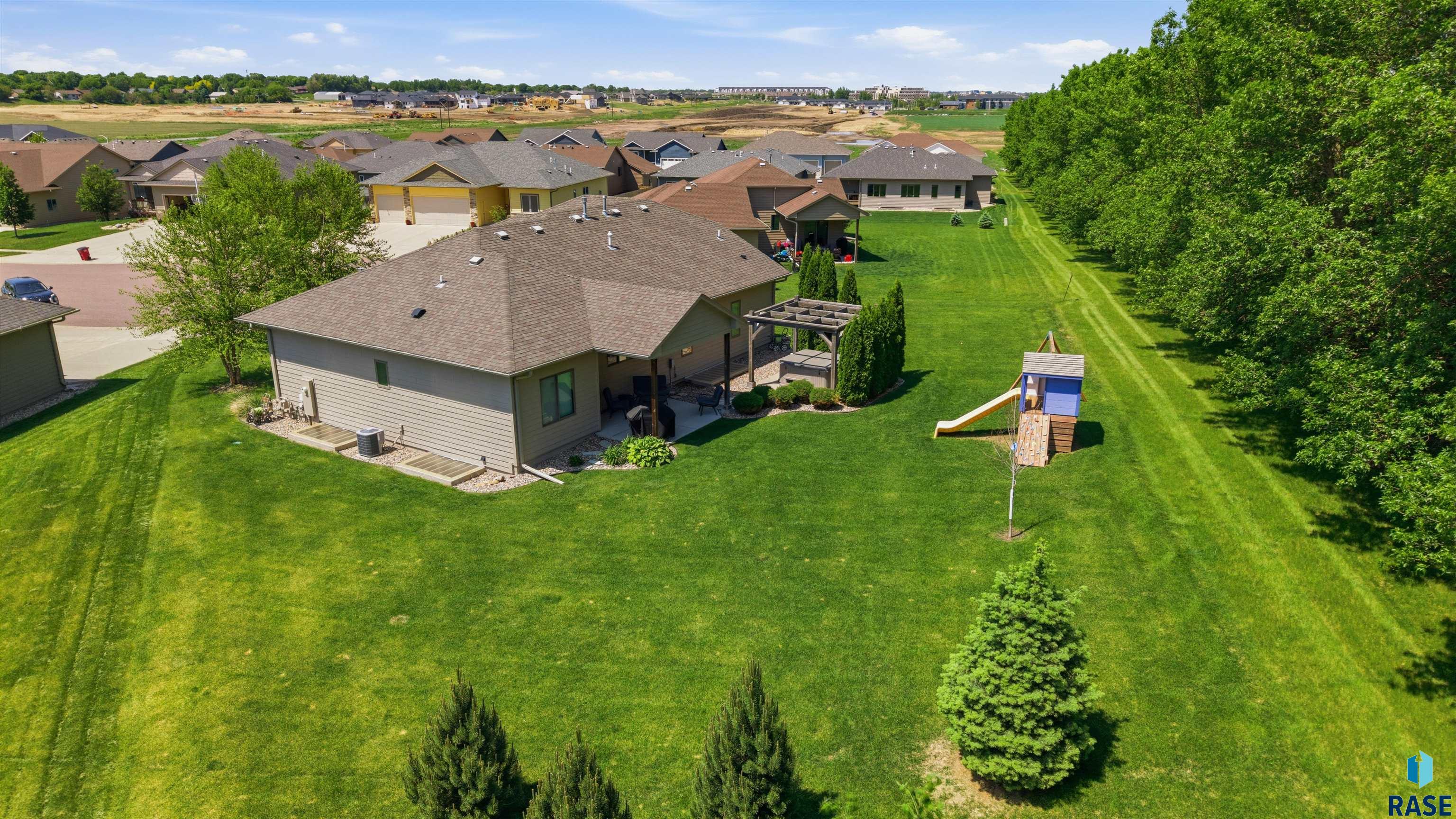 5721 E Robin Oak Cir