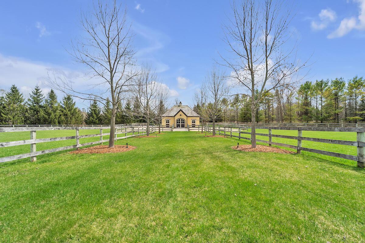 10475 West Hawthorne ROAD