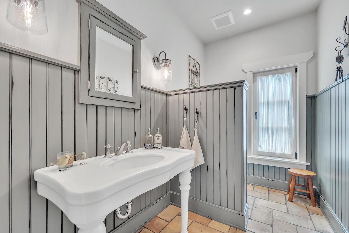 10475 West Hawthorne ROAD