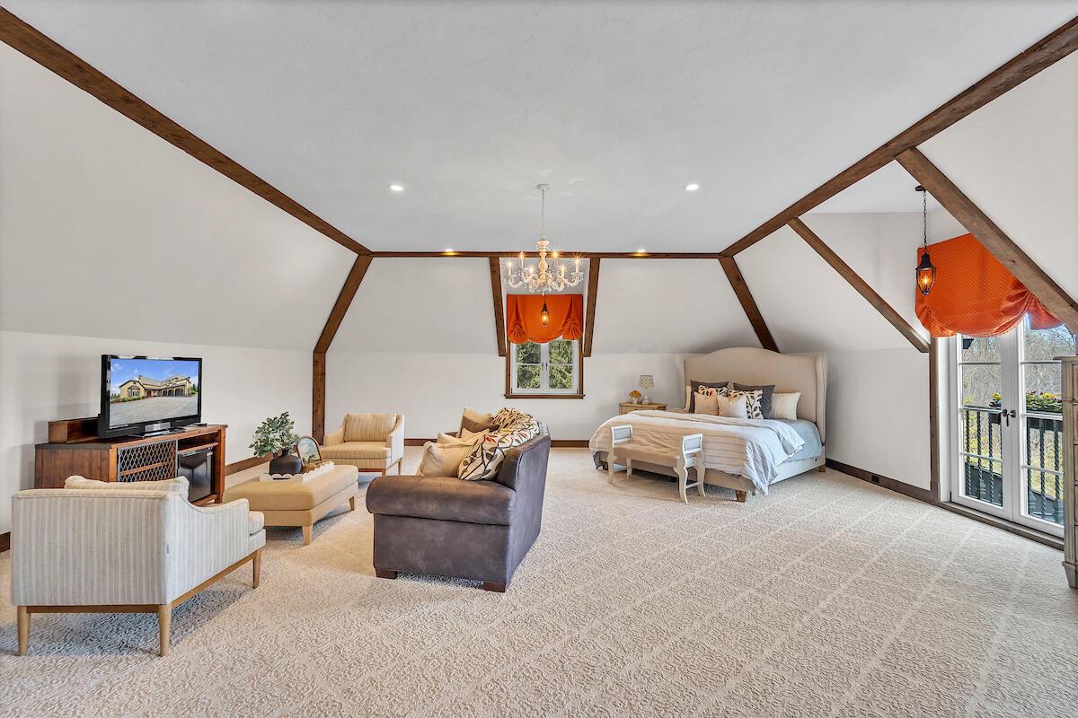 10475 West Hawthorne ROAD