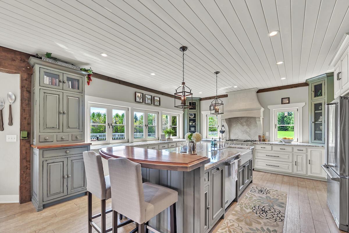 10475 West Hawthorne ROAD