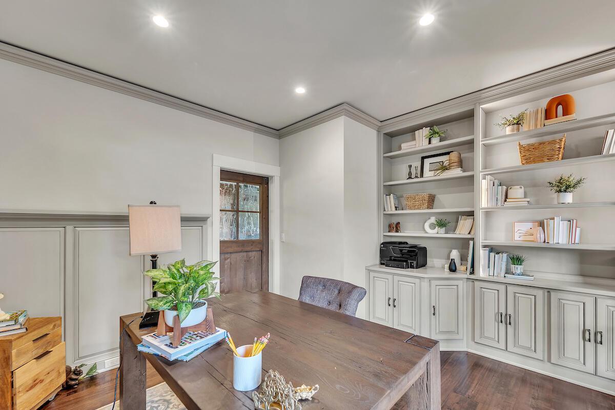 10475 West Hawthorne ROAD