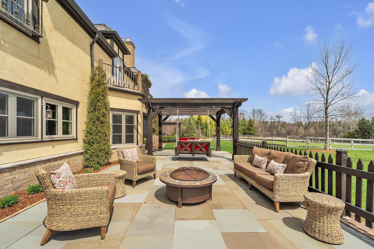 10475 West Hawthorne ROAD