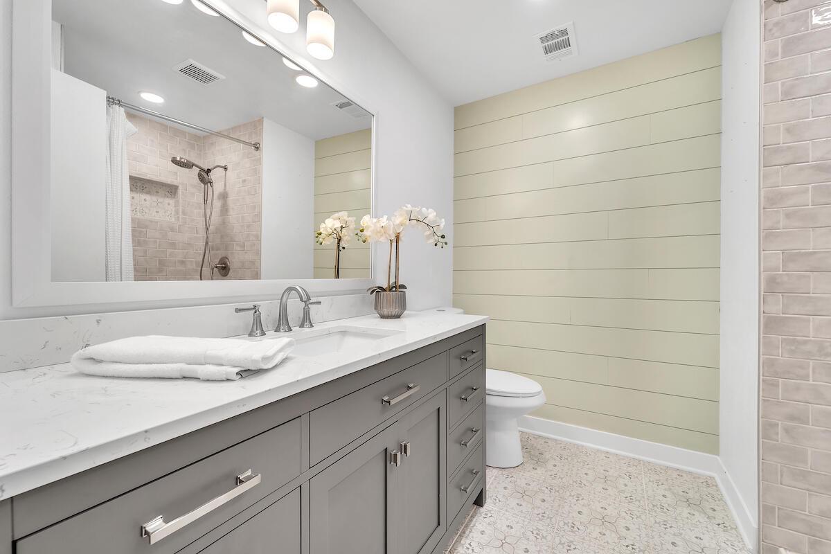 633 West Hollybrook LANE