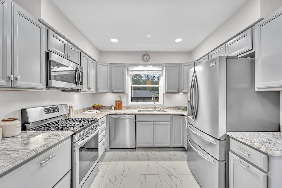 633 West Hollybrook LANE