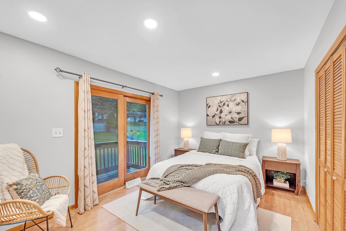 633 West Hollybrook LANE