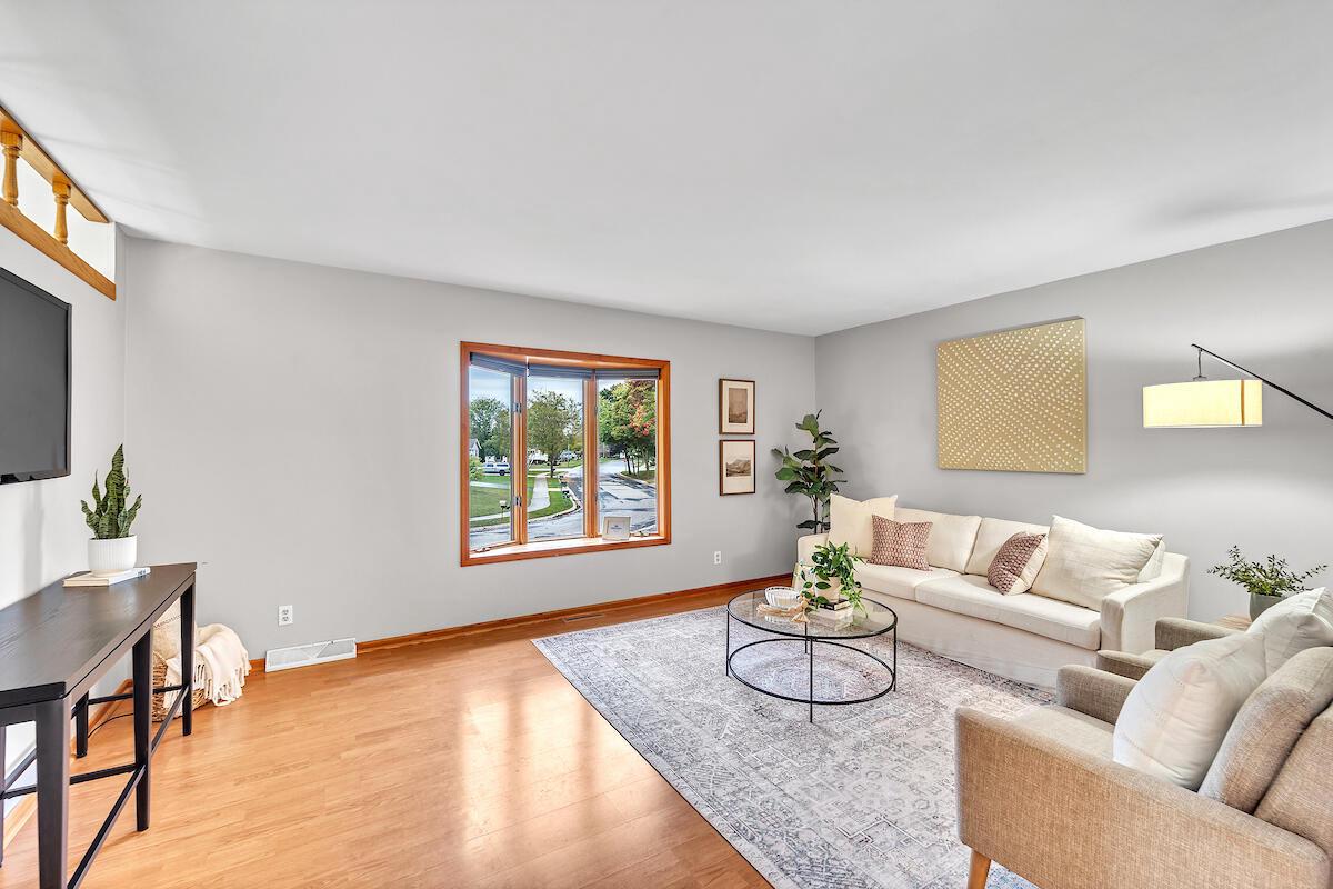 633 West Hollybrook LANE