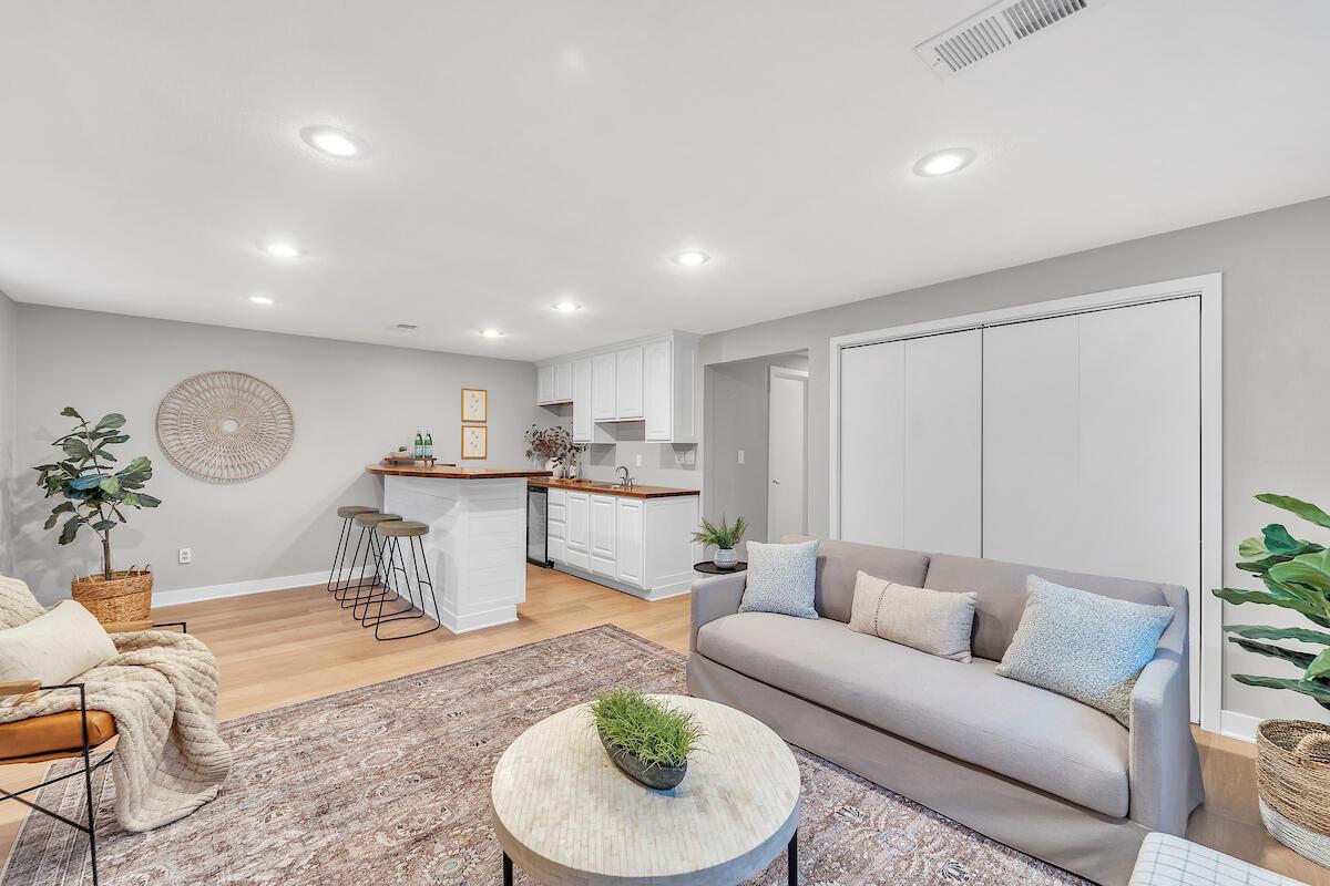 633 West Hollybrook LANE