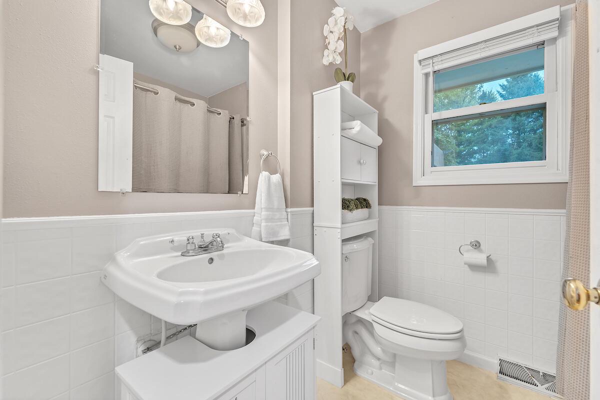 633 West Hollybrook LANE