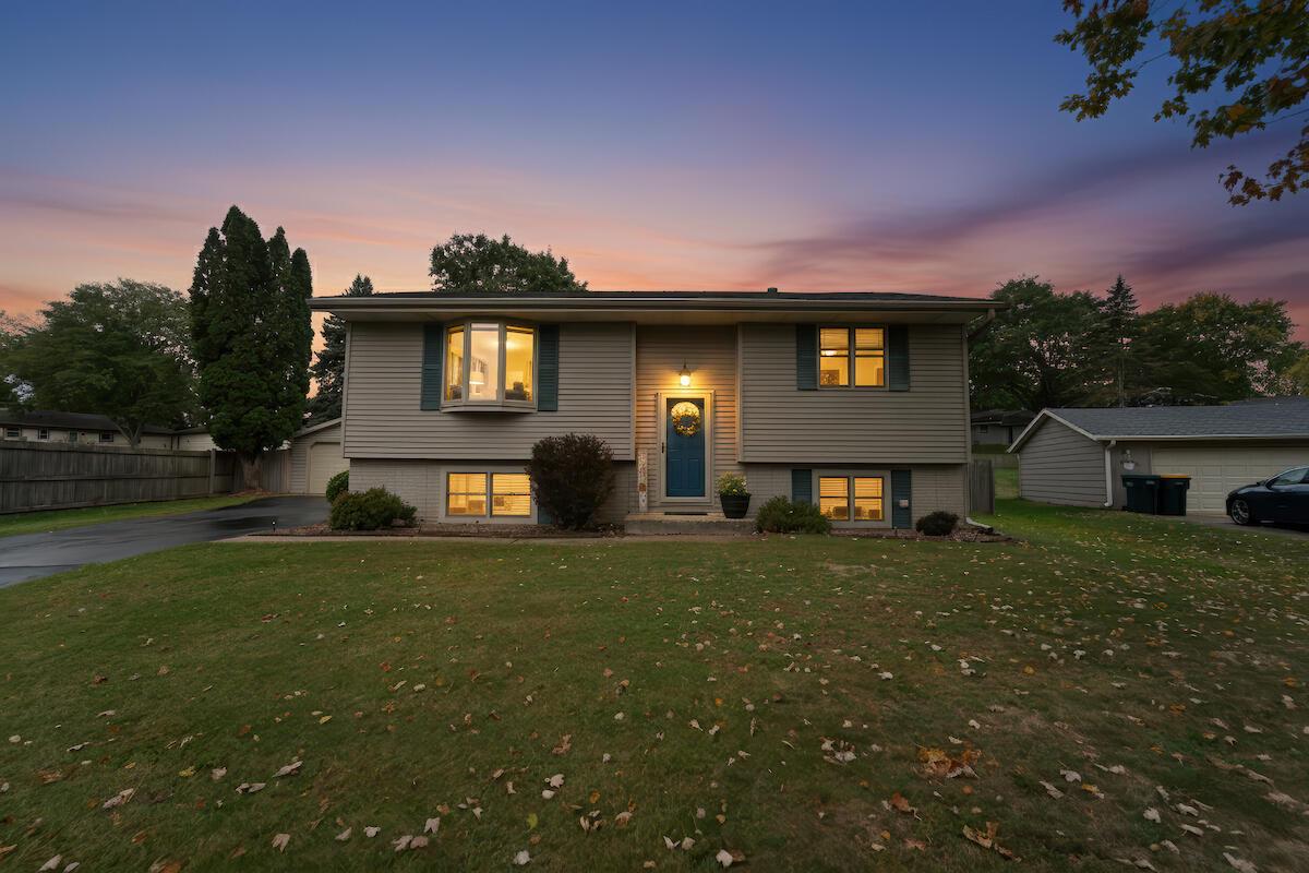 633 West Hollybrook LANE