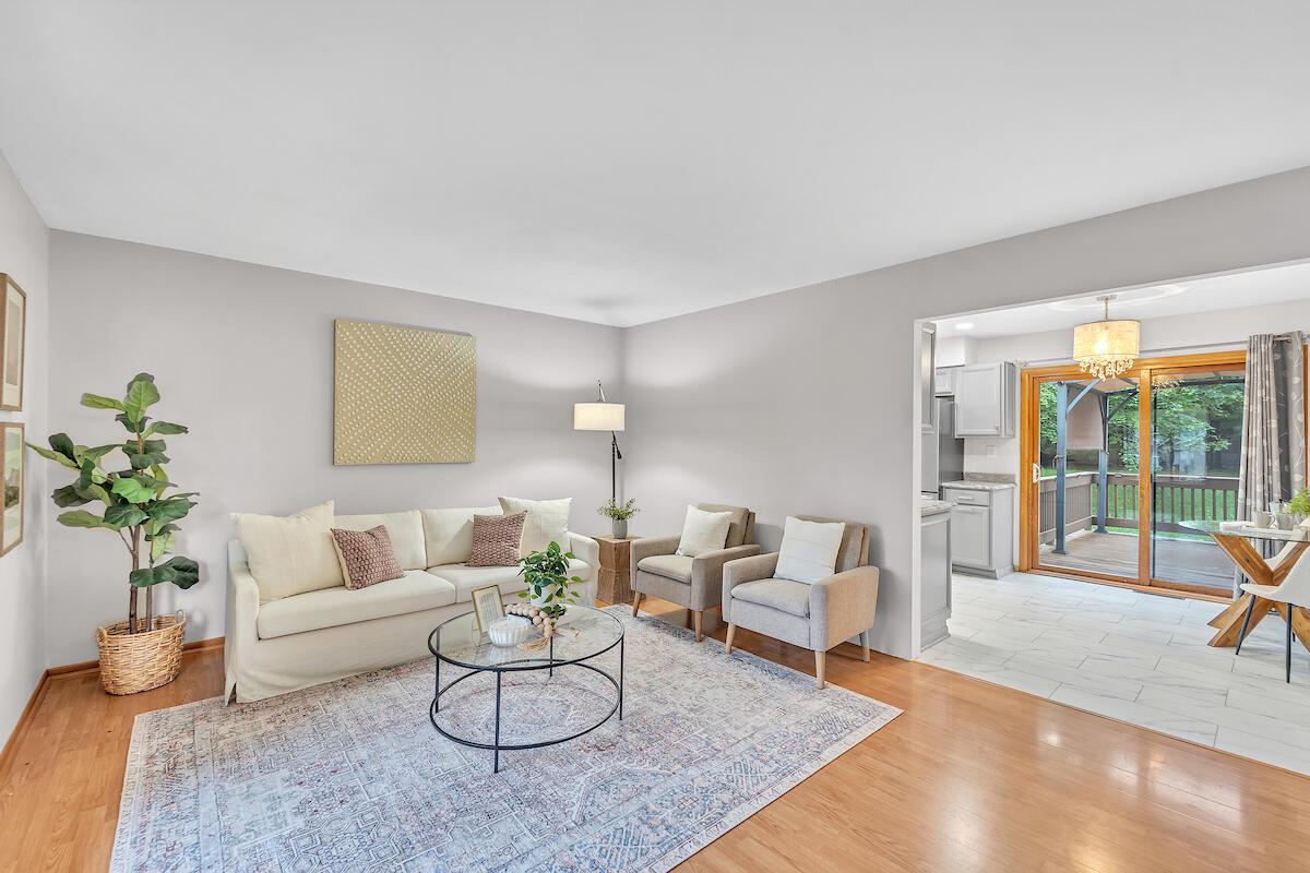 633 West Hollybrook LANE