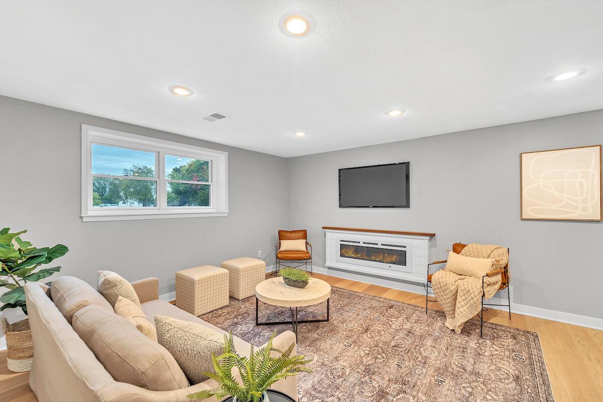 633 West Hollybrook LANE