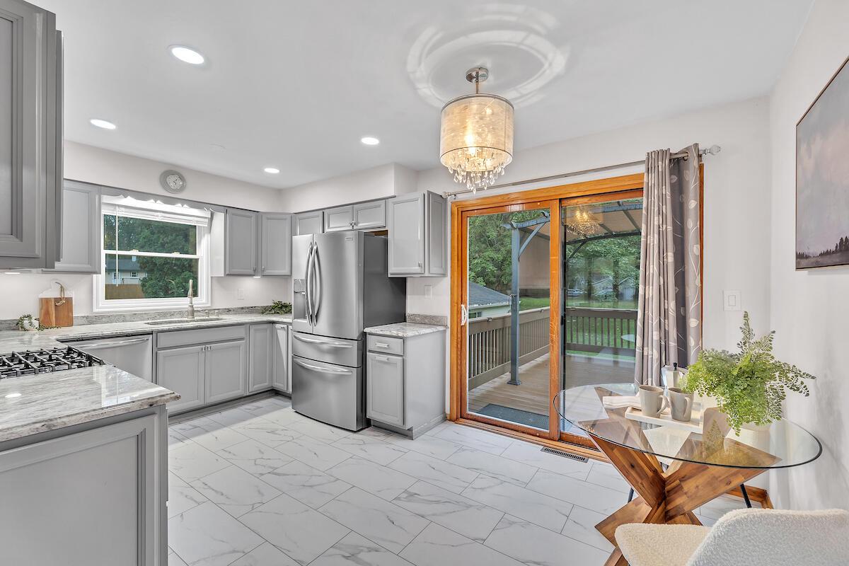 633 West Hollybrook LANE