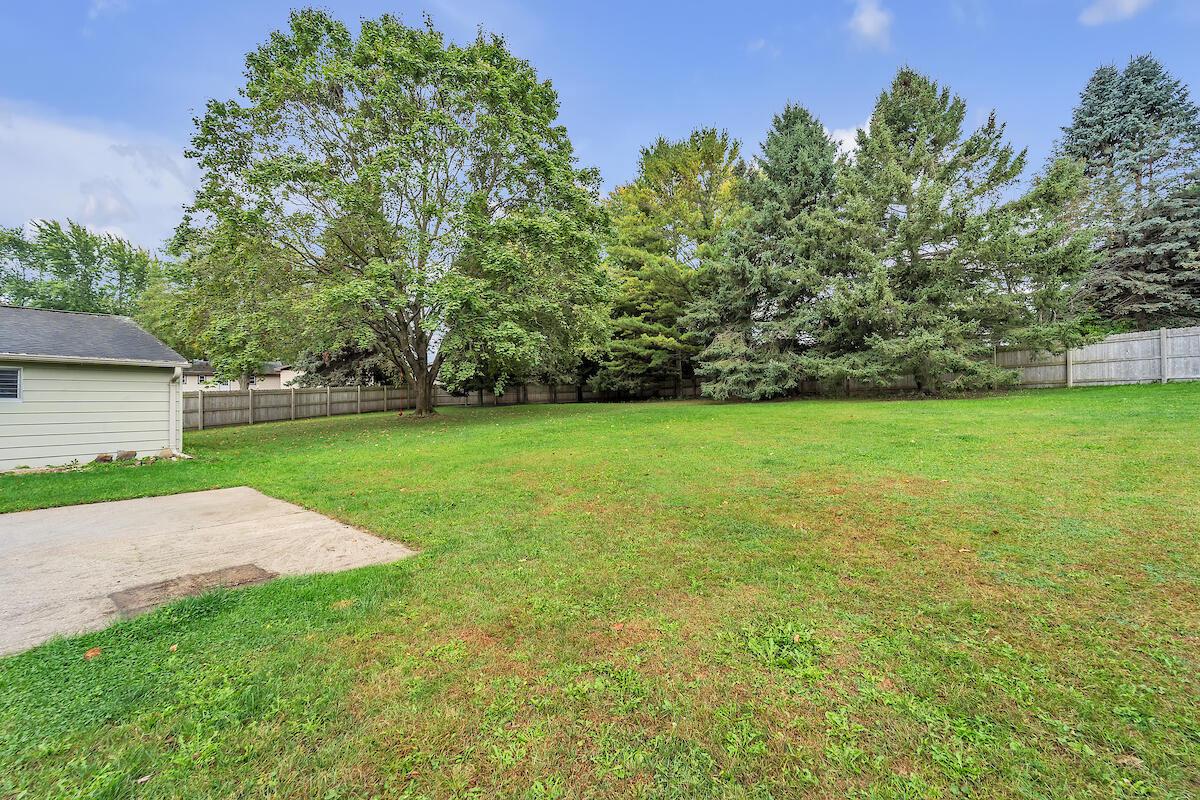 633 West Hollybrook LANE