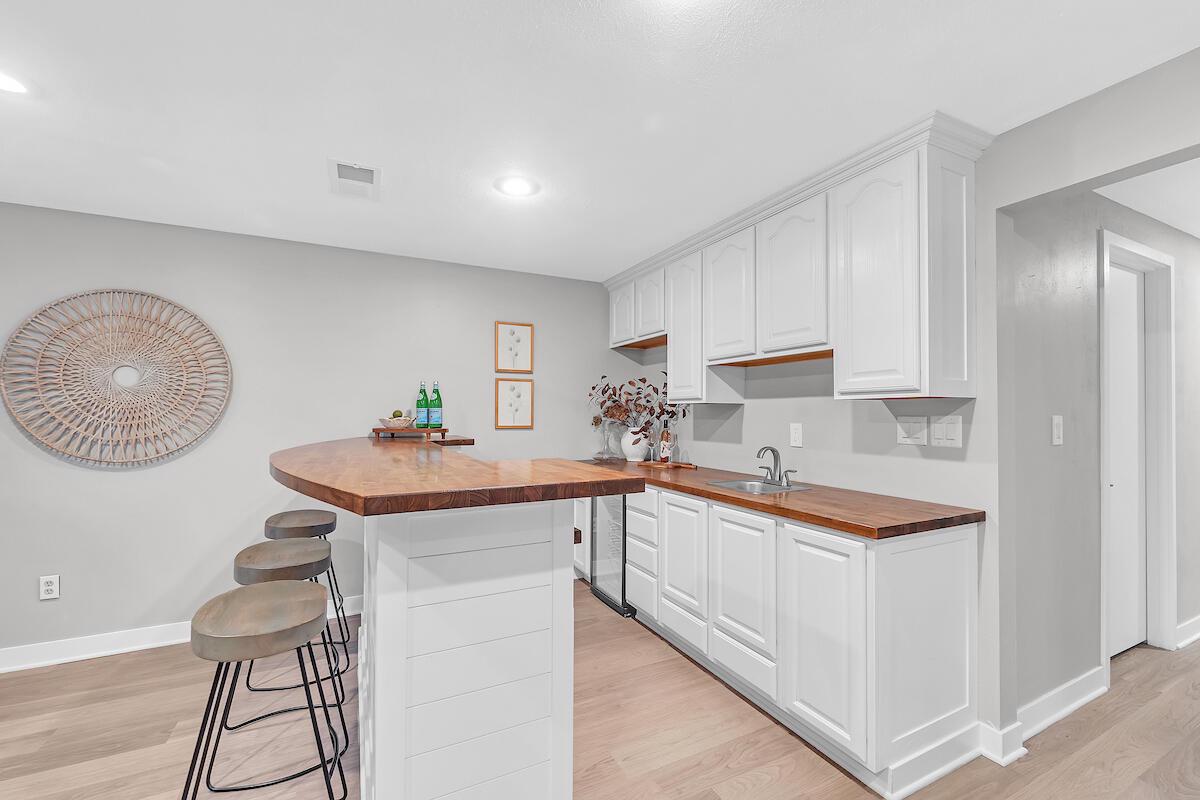 633 West Hollybrook LANE