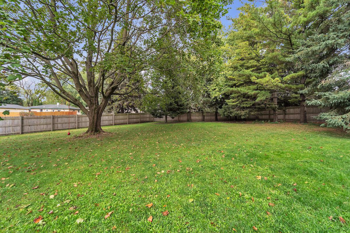 633 West Hollybrook LANE