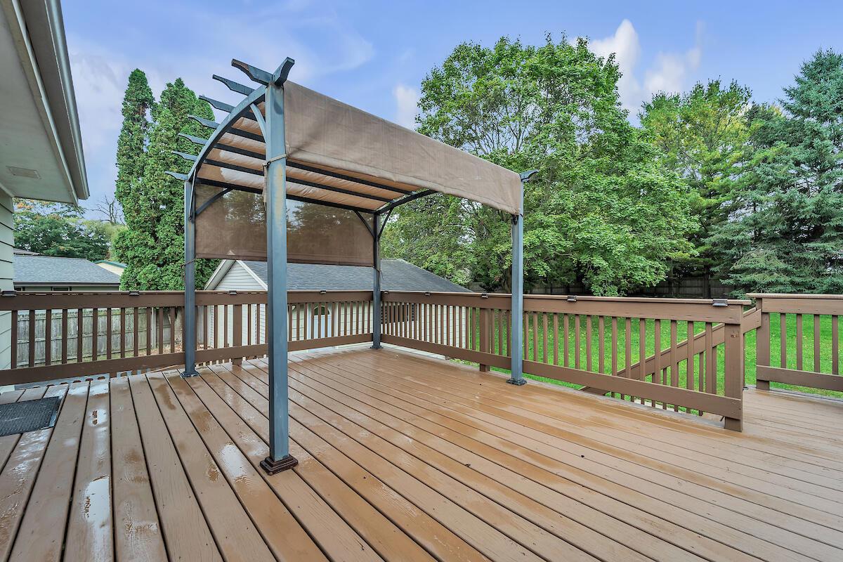 633 West Hollybrook LANE