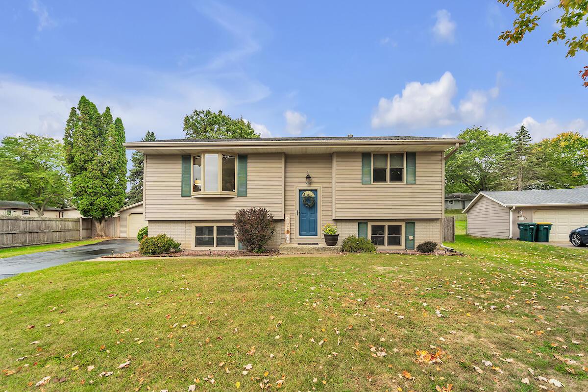 633 West Hollybrook LANE