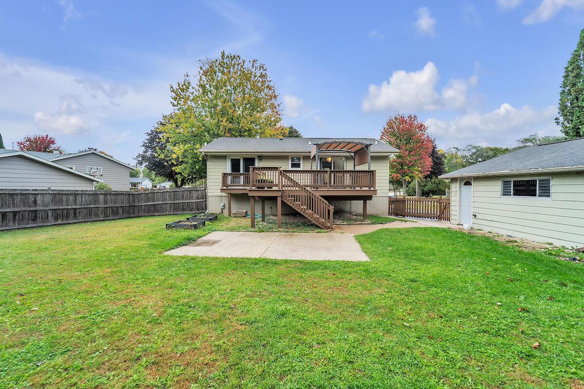 633 West Hollybrook LANE