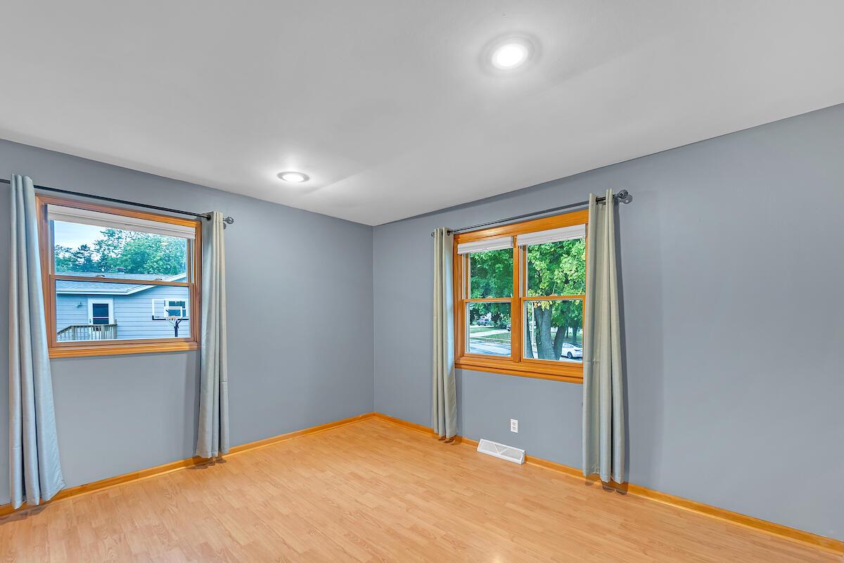 633 West Hollybrook LANE