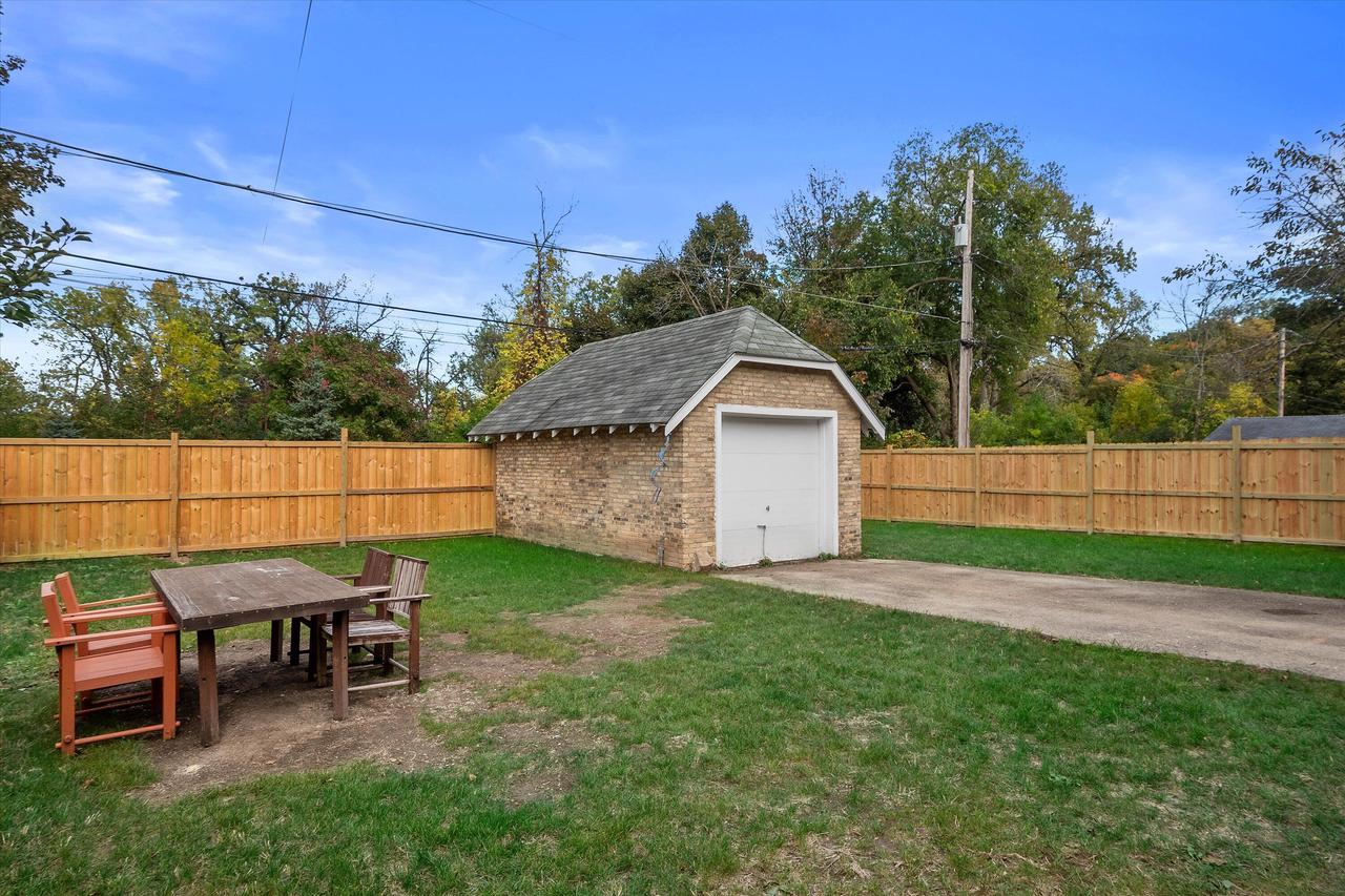6650 Hillside LANE