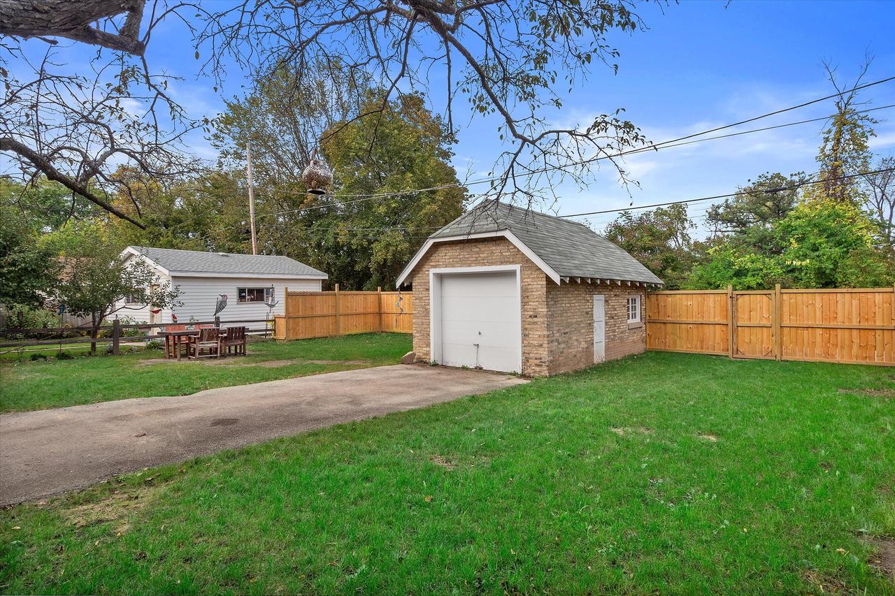 6650 Hillside LANE