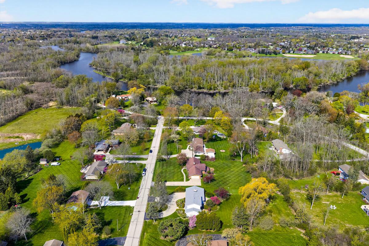 1634 W River Oaks LANE