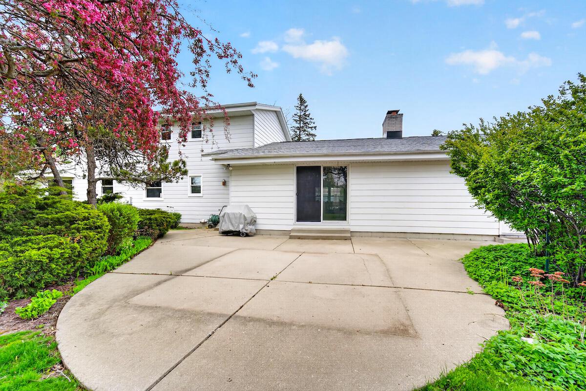 1634 W River Oaks LANE