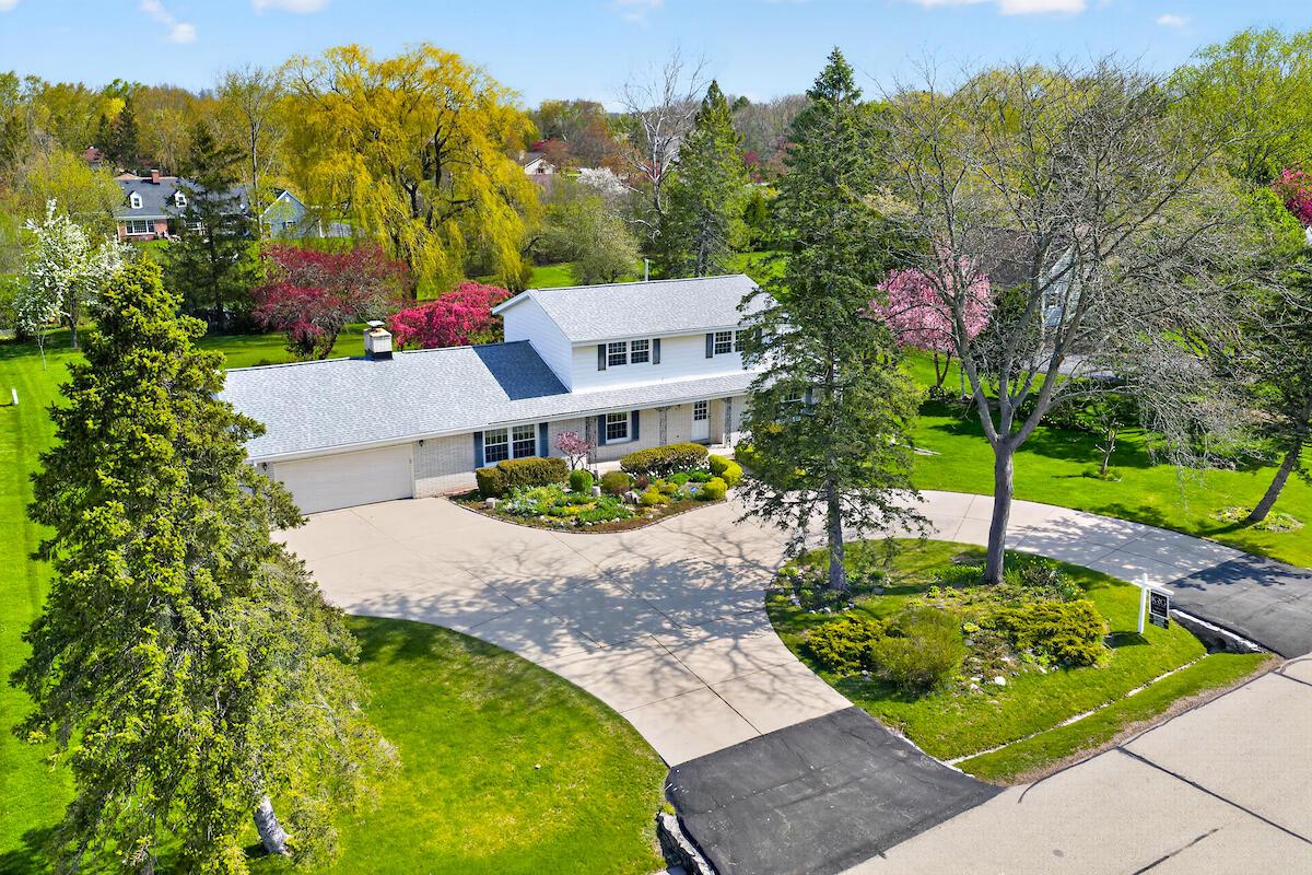 1634 W River Oaks LANE