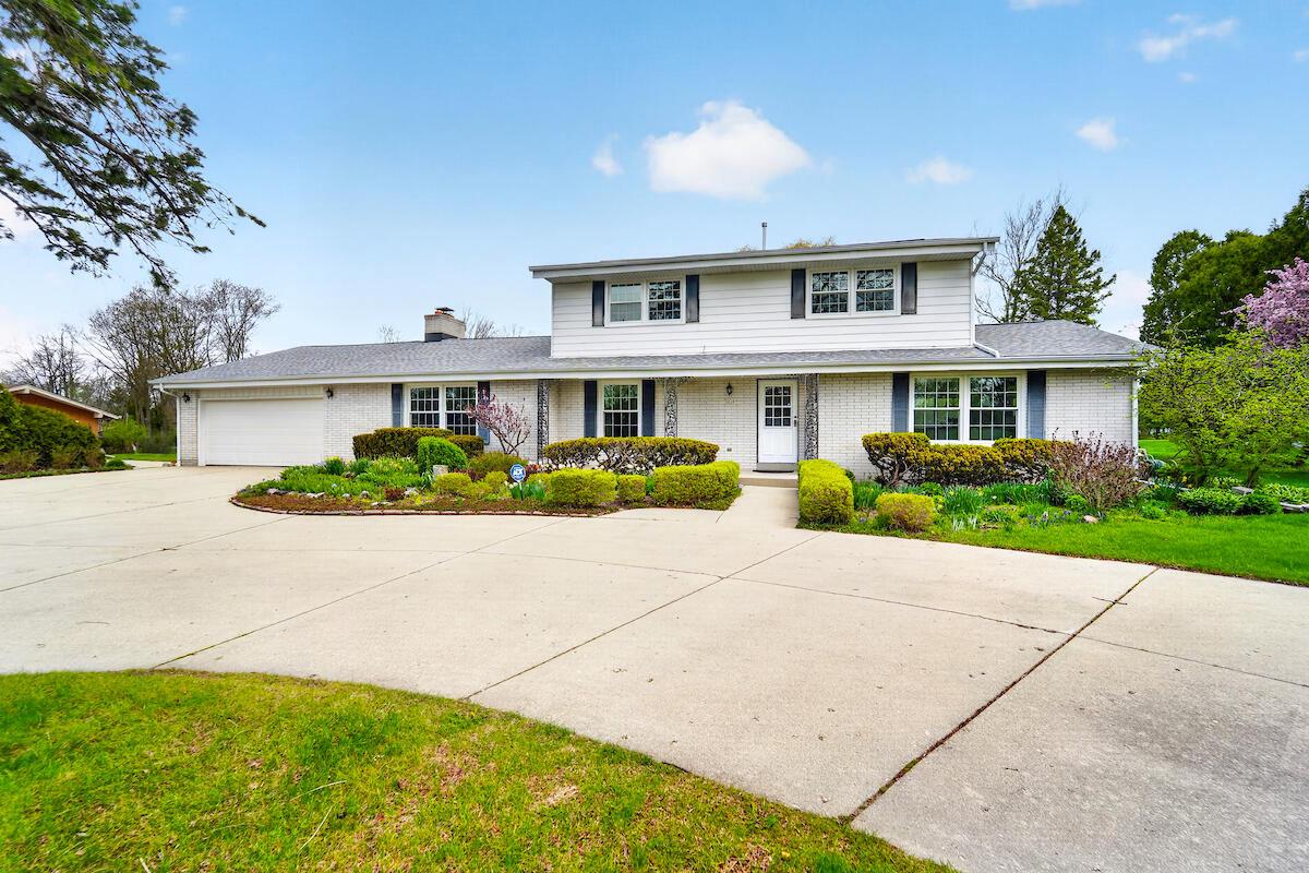 1634 W River Oaks LANE